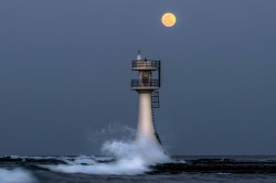 『青島灯台と満月』松本 伸男